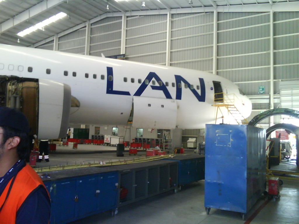 Otra vista del avión en mantenimiento