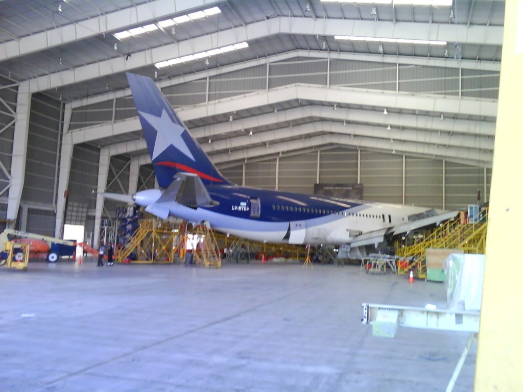 Avión desde fuera del hangar